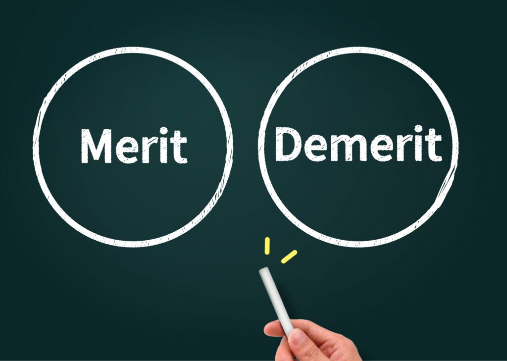 チョークで書かれた「Merit」と「Demerit」