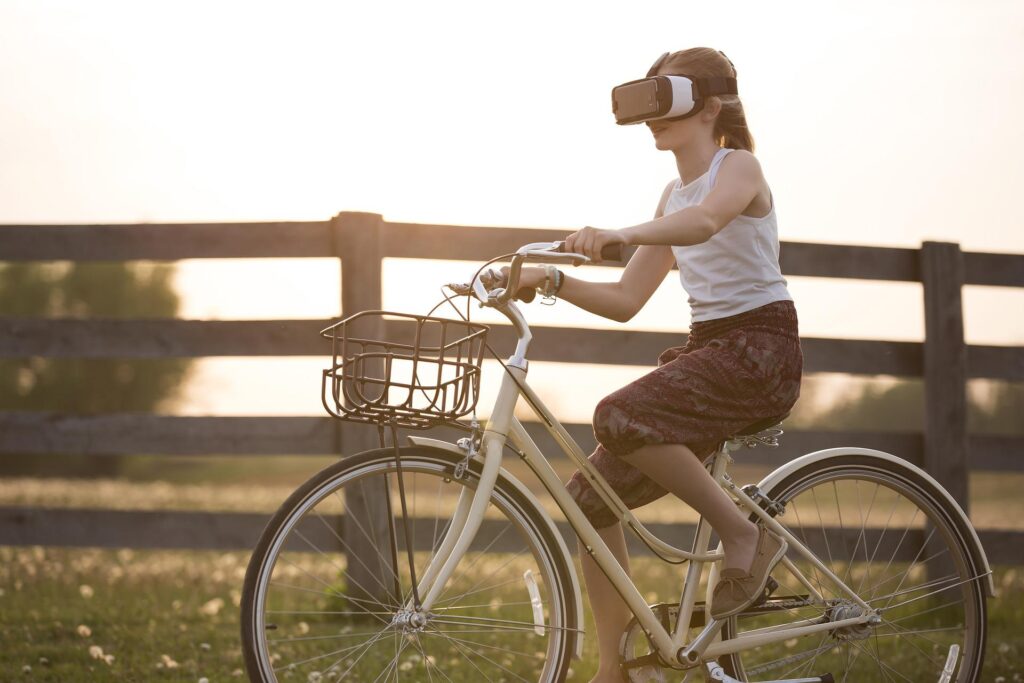 VRゴーグルをつけた自転車に乗った女性