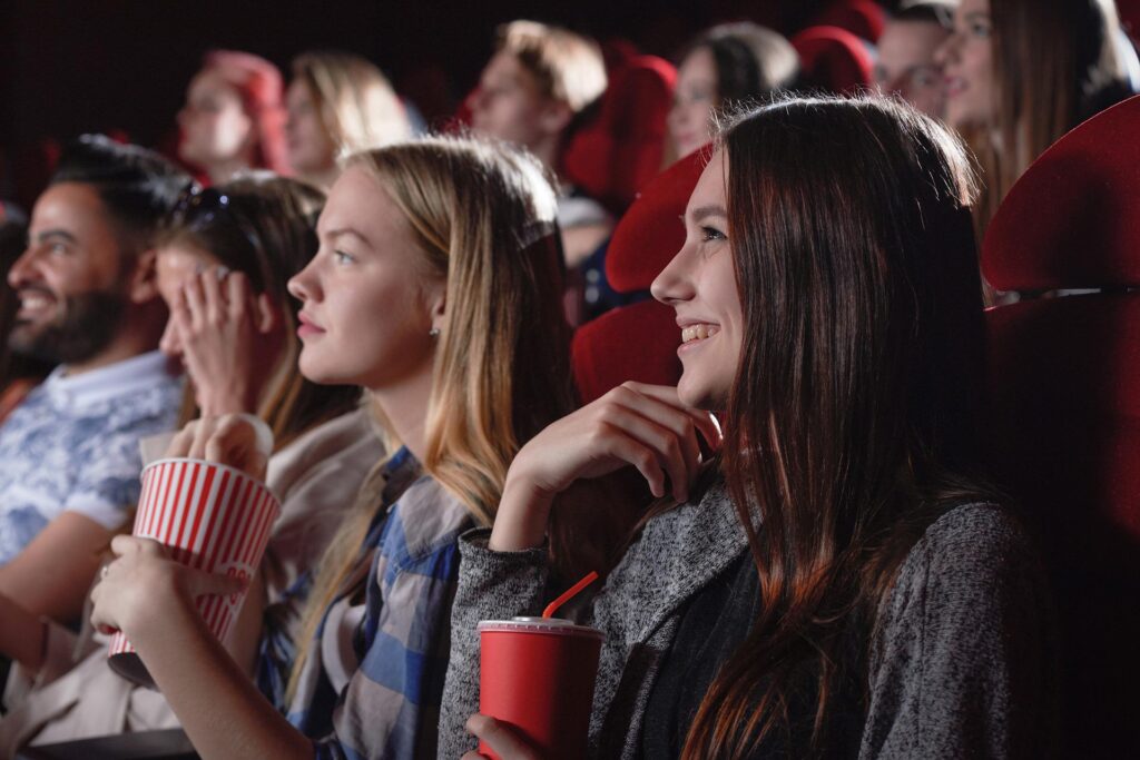 笑顔で映画鑑賞している人々