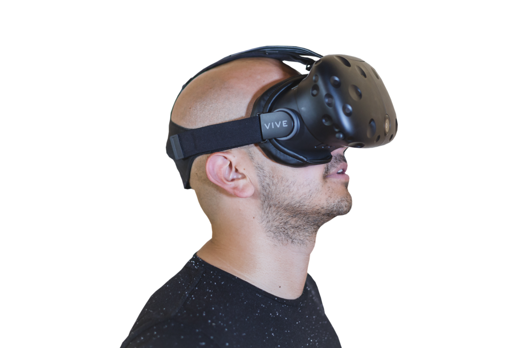 VRゴーグル「VIVE」を装着した男性