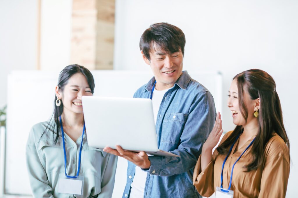 事業について話し合う男女