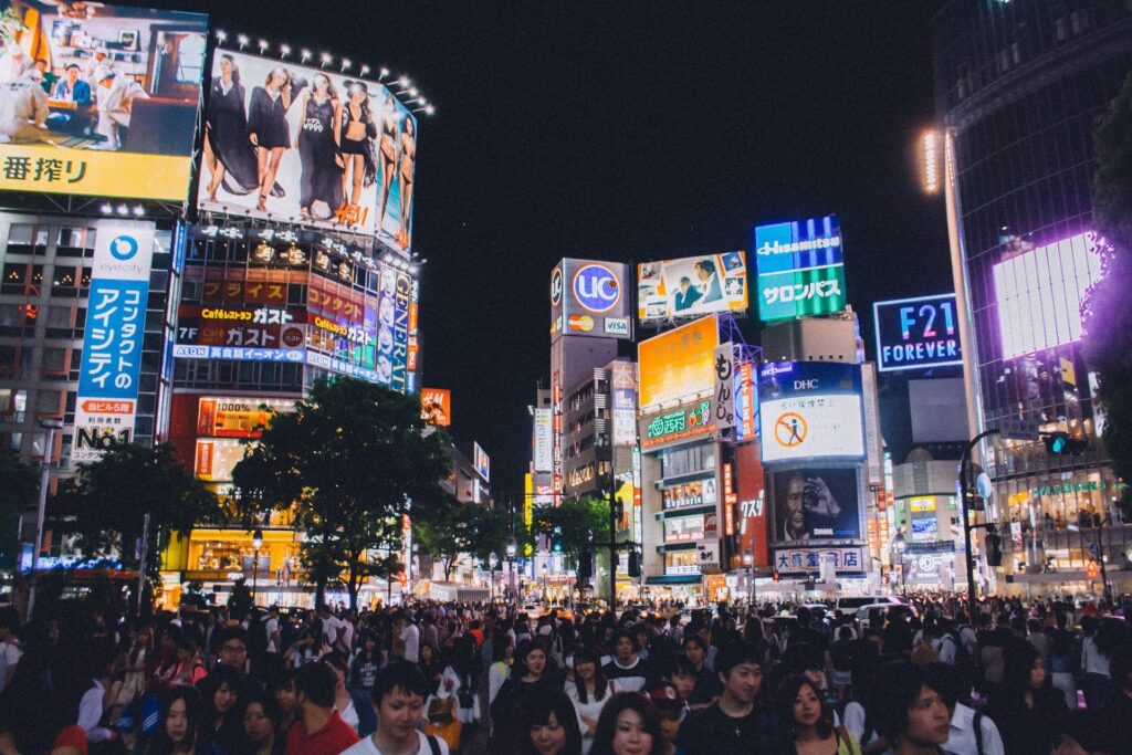 夜の渋谷スクランブル交差点